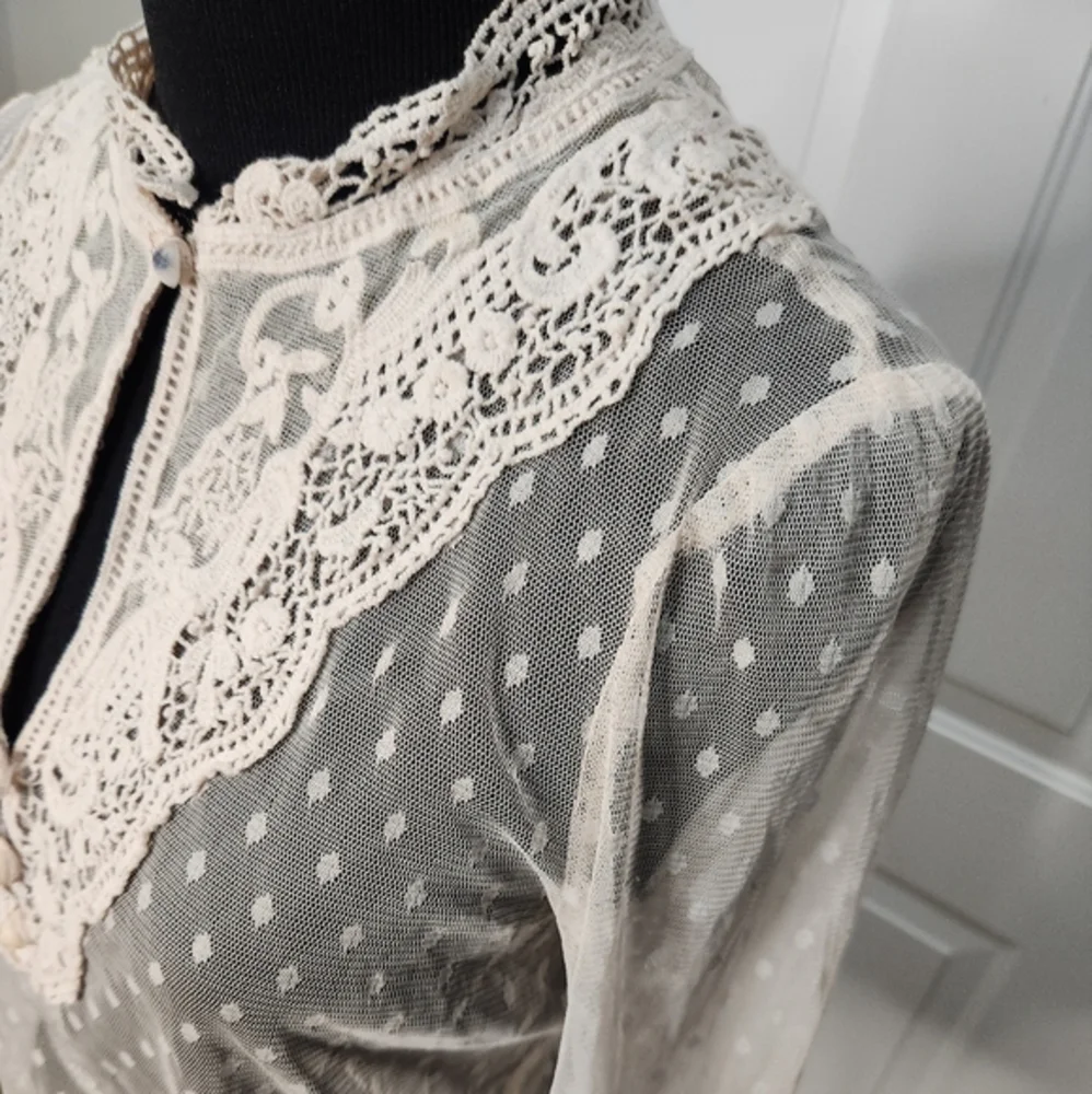 Flying‎ Tomato Ivory Long Sleeve Lace Top  Size Medium - Picture 4 of 10